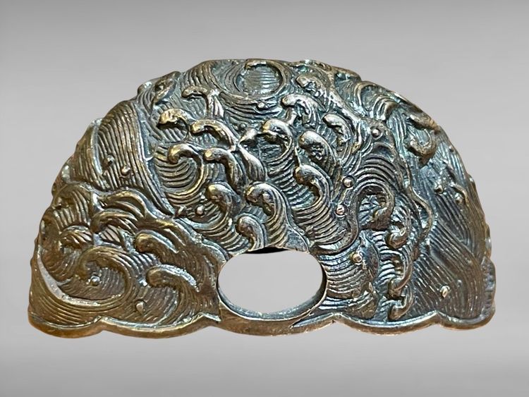 Montatura a sciabola, sei elementi in suite in argento massiccio con decoro a onde spumeggianti.