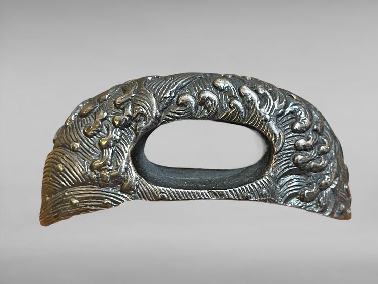 Montatura a sciabola, sei elementi in suite in argento massiccio con decoro a onde spumeggianti.