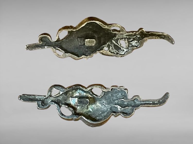 Montatura a sciabola, sei elementi in suite in argento massiccio con decoro a onde spumeggianti.