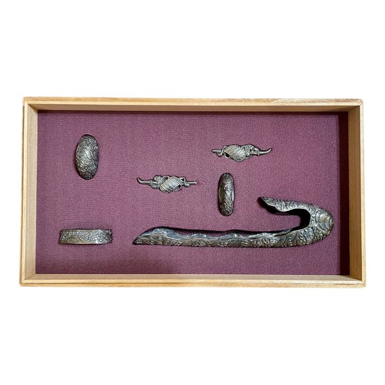 Montatura a sciabola, sei elementi in suite in argento massiccio con decoro a onde spumeggianti.
