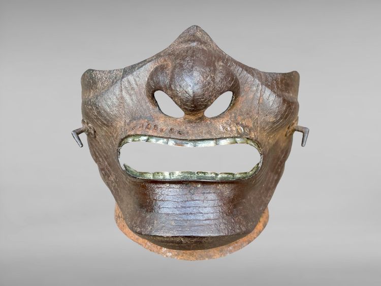 Maschera da samurai Mempo in ferro battuto - Inizio del periodo Edo (1603 - 1868).