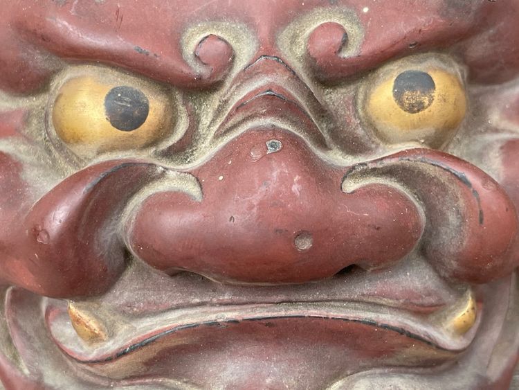 Geschnitztes hölzernes Maetate mit der Darstellung eines Oni – Edo-Zeit (1603–1868).