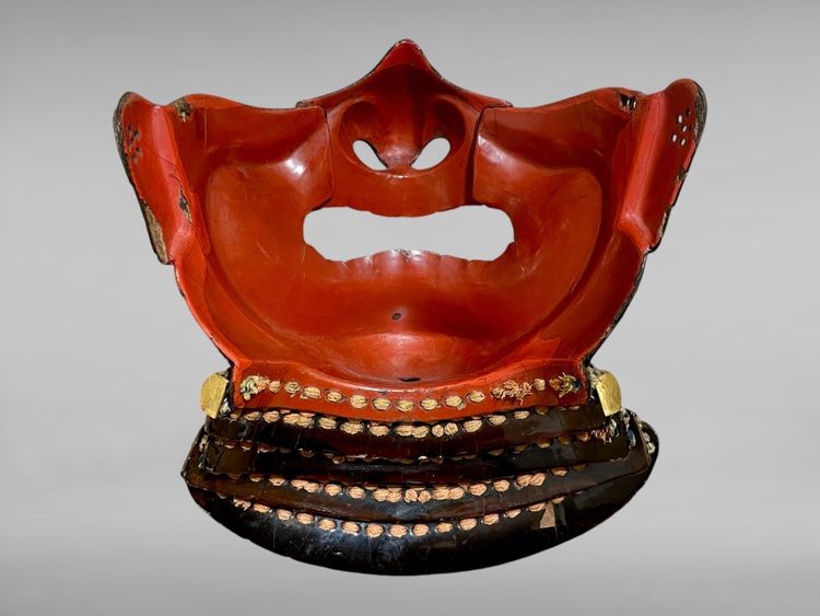 Maschera da samurai Mempo in ferro battuto - Periodo Edo (1603 - 1868).