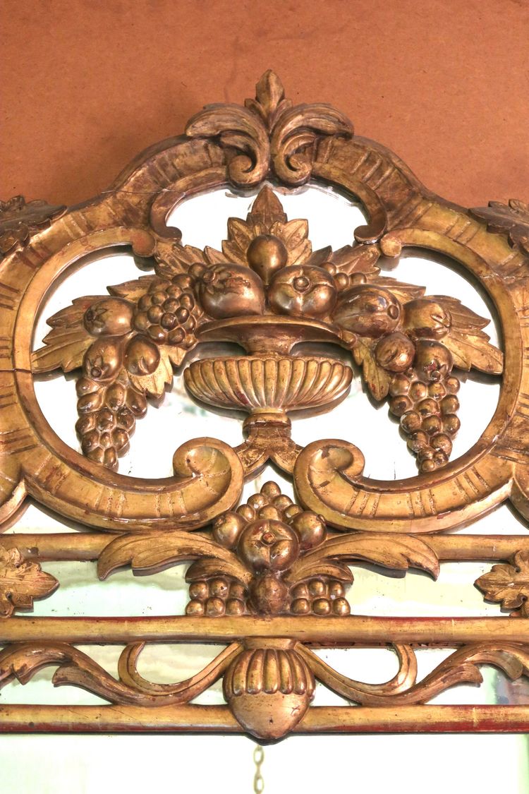 Specchio in legno dorato con rami di vite