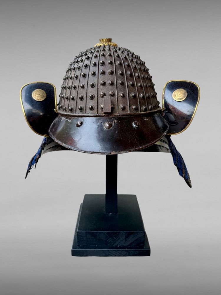 Kabuto da samurai in ferro battuto con rivetti a 34 strati del clan Asano - Periodo Edo (1603-1868).