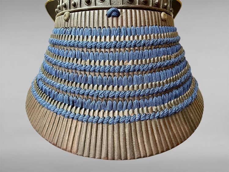 Kabuto da samurai in ferro battuto con rivetti a 34 strati del clan Asano - Periodo Edo (1603-1868).