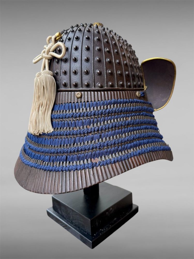 Kabuto da samurai in ferro battuto con rivetti a 34 strati del clan Asano - Periodo Edo (1603-1868).