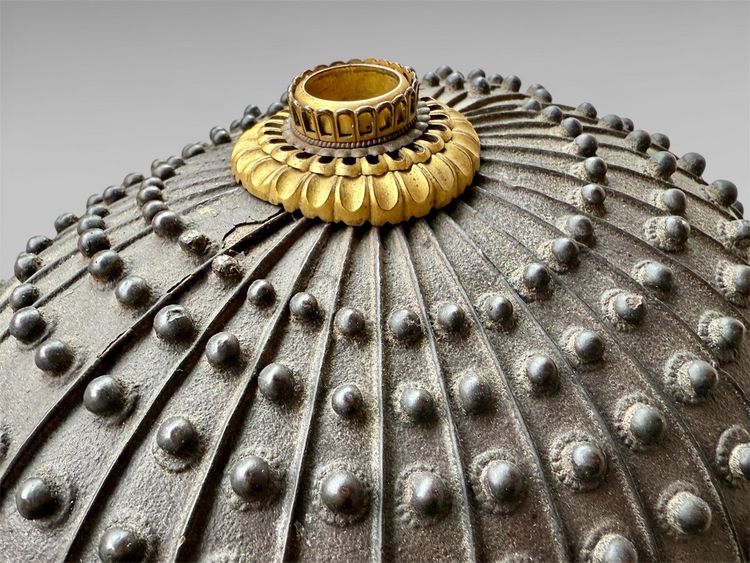 Kabuto da samurai in ferro battuto con rivetti a 34 strati del clan Asano - Periodo Edo (1603-1868).