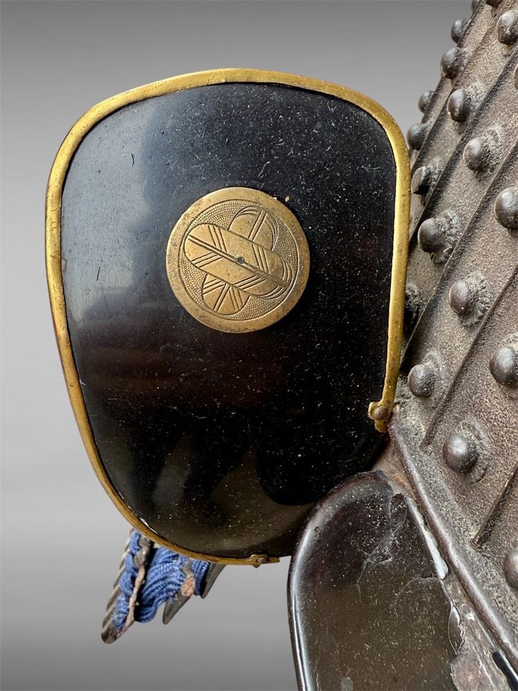 Kabuto da samurai in ferro battuto con rivetti a 34 strati del clan Asano - Periodo Edo (1603-1868).