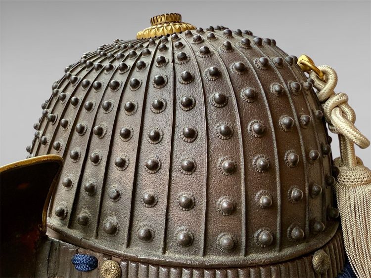 Kabuto da samurai in ferro battuto con rivetti a 34 strati del clan Asano - Periodo Edo (1603-1868).