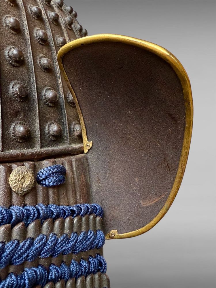 Kabuto da samurai in ferro battuto con rivetti a 34 strati del clan Asano - Periodo Edo (1603-1868).