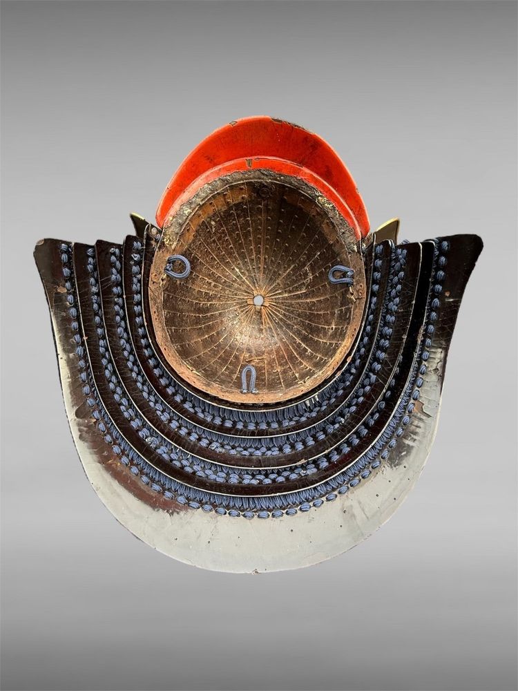 Kabuto da samurai in ferro battuto con rivetti a 34 strati del clan Asano - Periodo Edo (1603-1868).