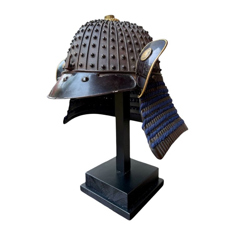 Kabuto da samurai in ferro battuto con rivetti a 34 strati del clan Asano - Periodo Edo (1603-1868).