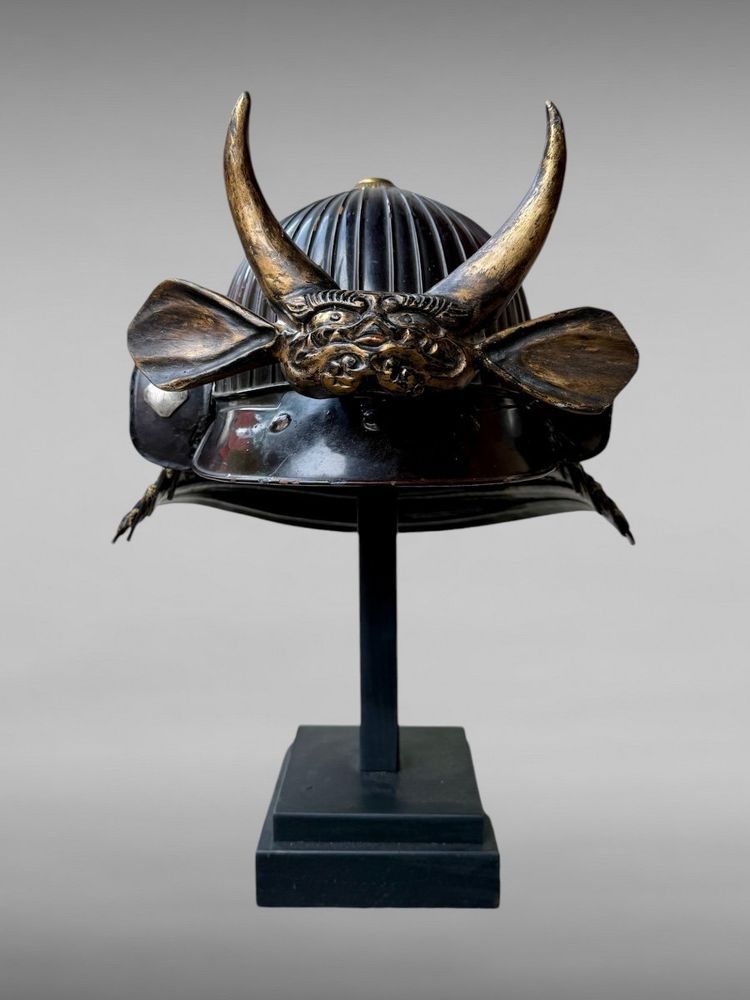 Kabuto da samurai in ferro battuto a 43 stecche del clan Matsunaga - Periodo Edo (1603-1868).