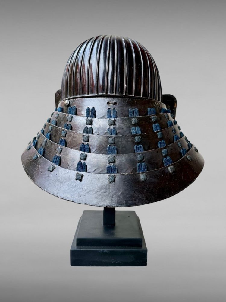 Kabuto da samurai in ferro battuto a 43 stecche del clan Matsunaga - Periodo Edo (1603-1868).