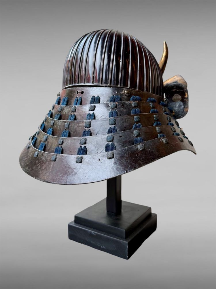 Kabuto da samurai in ferro battuto a 43 stecche del clan Matsunaga - Periodo Edo (1603-1868).