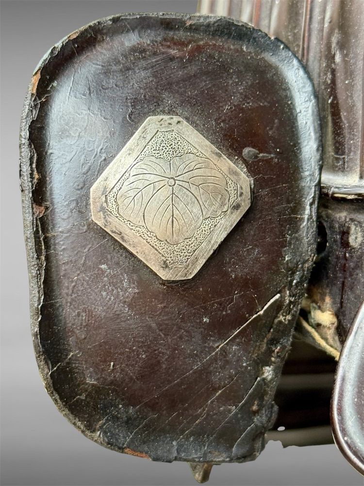 Kabuto da samurai in ferro battuto a 43 stecche del clan Matsunaga - Periodo Edo (1603-1868).