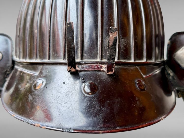 Kabuto da samurai in ferro battuto a 43 stecche del clan Matsunaga - Periodo Edo (1603-1868).