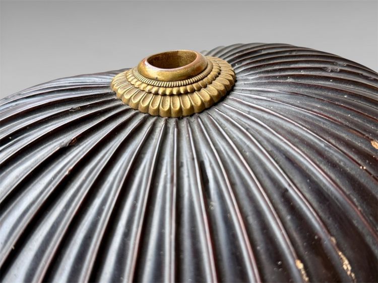 Kabuto da samurai in ferro battuto a 43 stecche del clan Matsunaga - Periodo Edo (1603-1868).