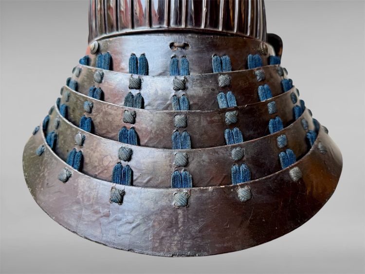 Kabuto da samurai in ferro battuto a 43 stecche del clan Matsunaga - Periodo Edo (1603-1868).