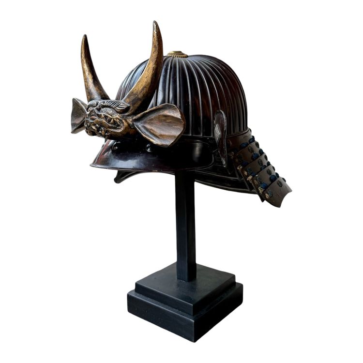Kabuto da samurai in ferro battuto a 43 stecche del clan Matsunaga - Periodo Edo (1603-1868).