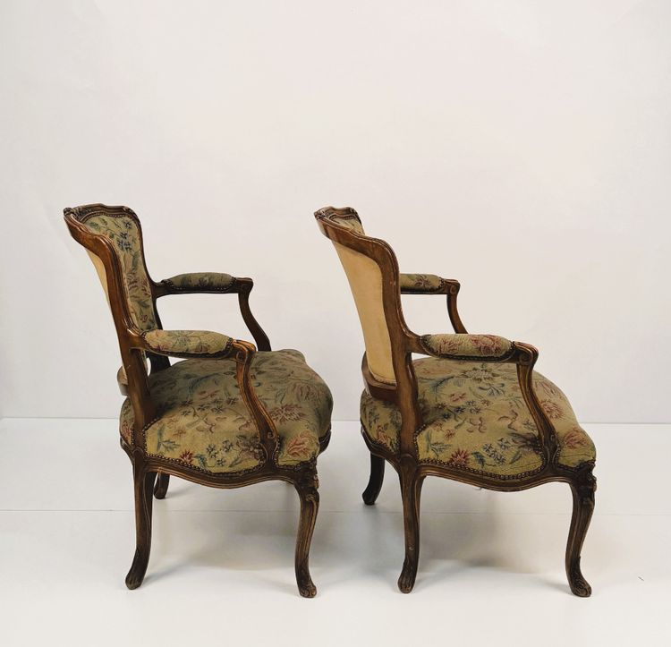 Paire de fauteuils en noyer, de style Louis XV, XXème siècle