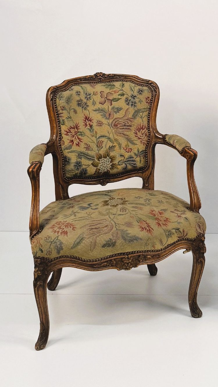 Paire de fauteuils en noyer, de style Louis XV, XXème siècle
