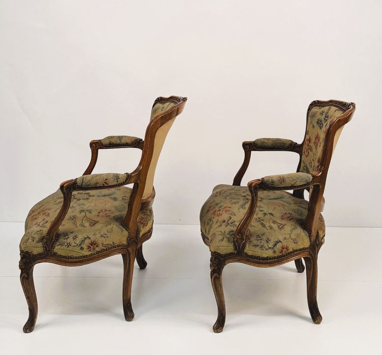 Paire de fauteuils en noyer, de style Louis XV, XXème siècle