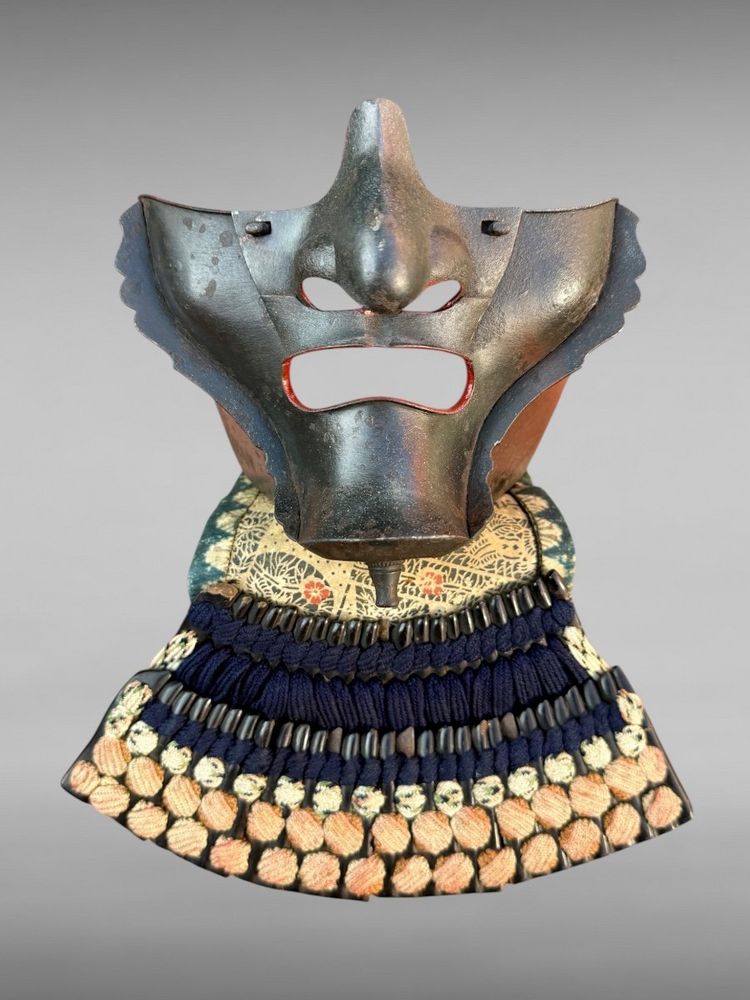Samurai-Halbmaske Mempo Ryubu Aus Schmiedeeisen - Edo-Zeit (1603 - 1868).