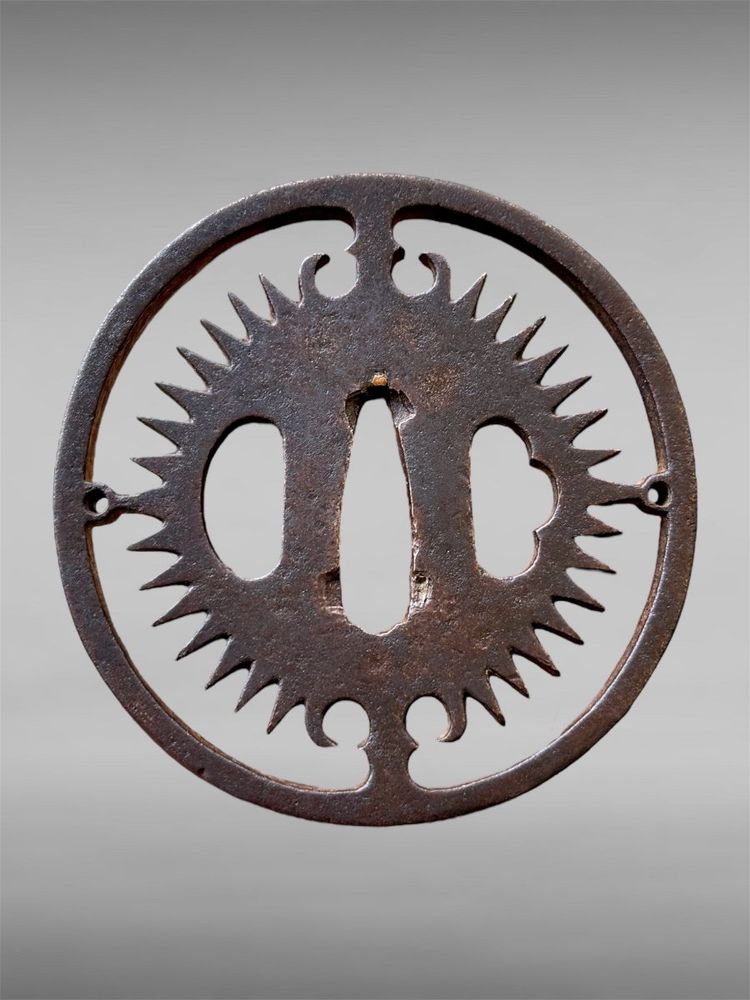 Tsuba Maru Gata En Fer Forgé Avec Certificat NBTHK - Période Edo (1603-1868).