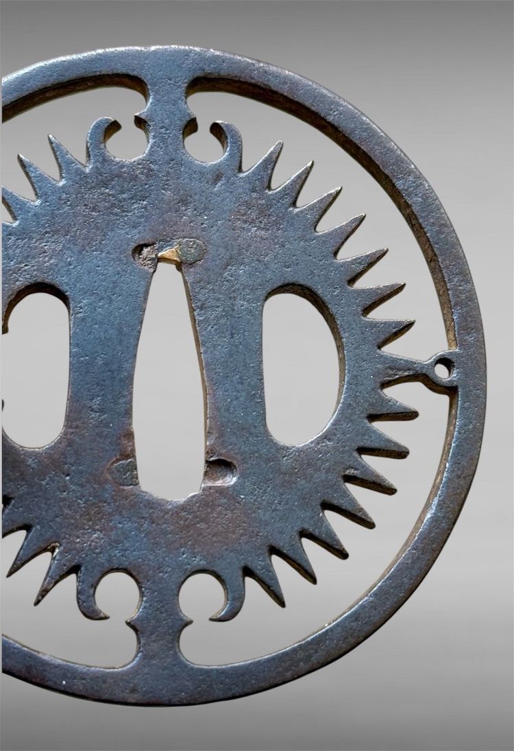Tsuba Maru Gata En Fer Forgé Avec Certificat NBTHK - Période Edo (1603-1868).