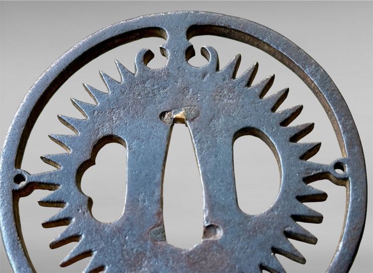 Tsuba Maru Gata En Fer Forgé Avec Certificat NBTHK - Période Edo (1603-1868).