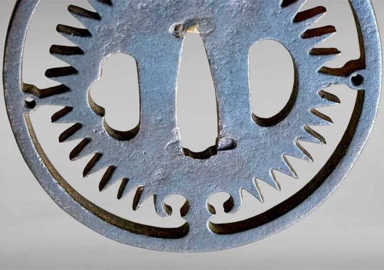 Tsuba Maru Gata En Fer Forgé Avec Certificat NBTHK - Période Edo (1603-1868).