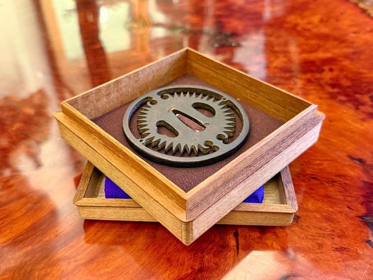 Tsuba Maru Gata En Fer Forgé Avec Certificat NBTHK - Période Edo (1603-1868).