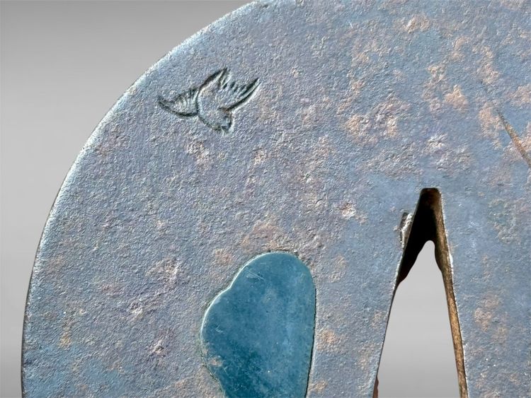 Tsuba Maru Gata in ferro battuto, firmato, con certificato Nbthk - Periodo Edo (1603-1868).