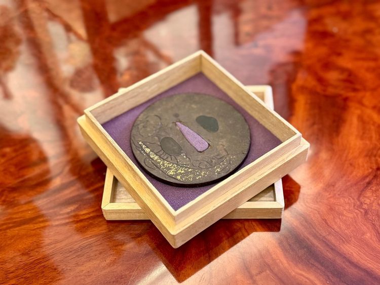 Tsuba Maru Gata in ferro battuto, firmato, con certificato Nbthk - Periodo Edo (1603-1868).
