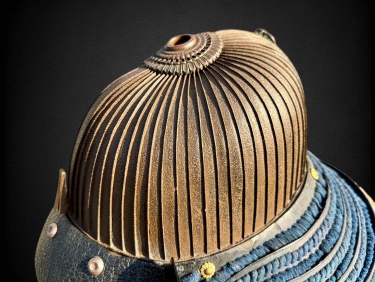 Kabuto De Samurai à 62 Lamelles En Fer Forgé - Période Edo (1603-1868).