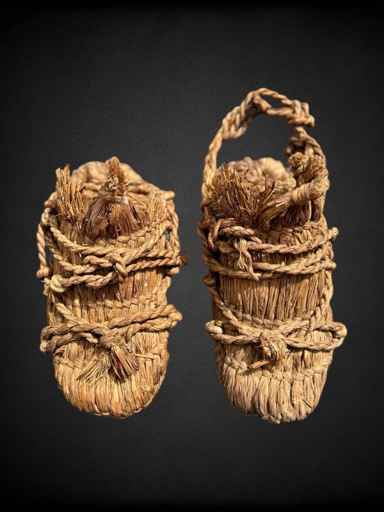 Culture Aïnu - Paire De Sandales « tsumago » En Fibre Végétale Tressée - XIXe Siècle.
