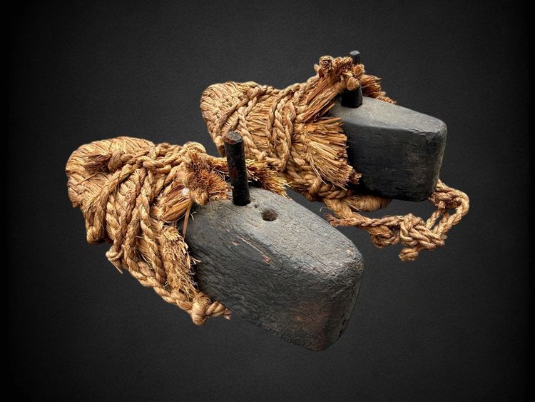 Culture Aïnu - Paire De Sandales « tsumago » En Fibre Végétale Tressée - XIXe Siècle.