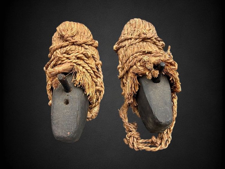 Culture Aïnu - Paire De Sandales « tsumago » En Fibre Végétale Tressée - XIXe Siècle.