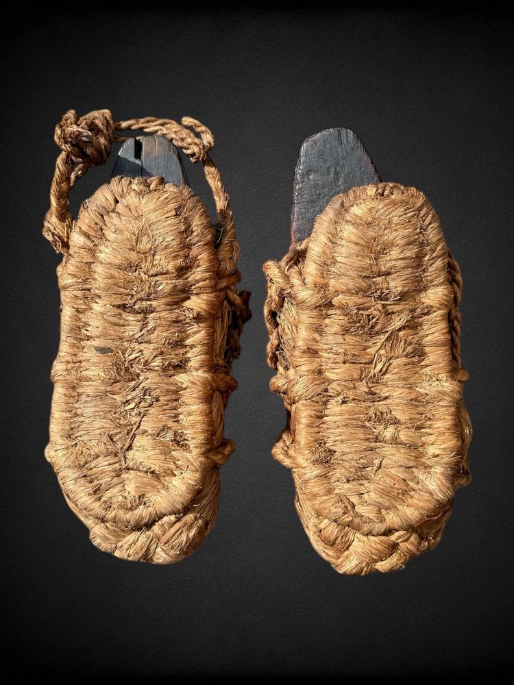 Culture Aïnu - Paire De Sandales « tsumago » En Fibre Végétale Tressée - XIXe Siècle.