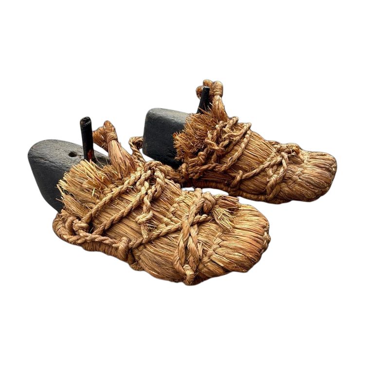 Culture Aïnu - Paire De Sandales « tsumago » En Fibre Végétale Tressée - XIXe Siècle.