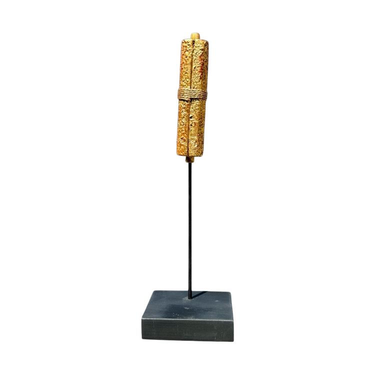 Maetate En Bois Sculpté Figurant Un Kakémono Roulé - Période Edo (1603 - 1868).