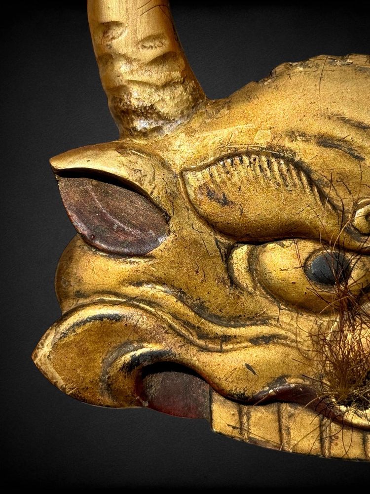 Maetate En Bois Sculpté Figurant Un Visage Grimaçant D’ Oni - Période Edo (1603 - 1868).