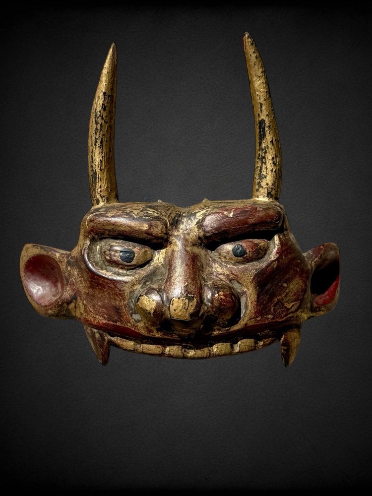Maetate En Bois Sculpté Figurant Une Tête Oni - Période Edo (1603 - 1868).