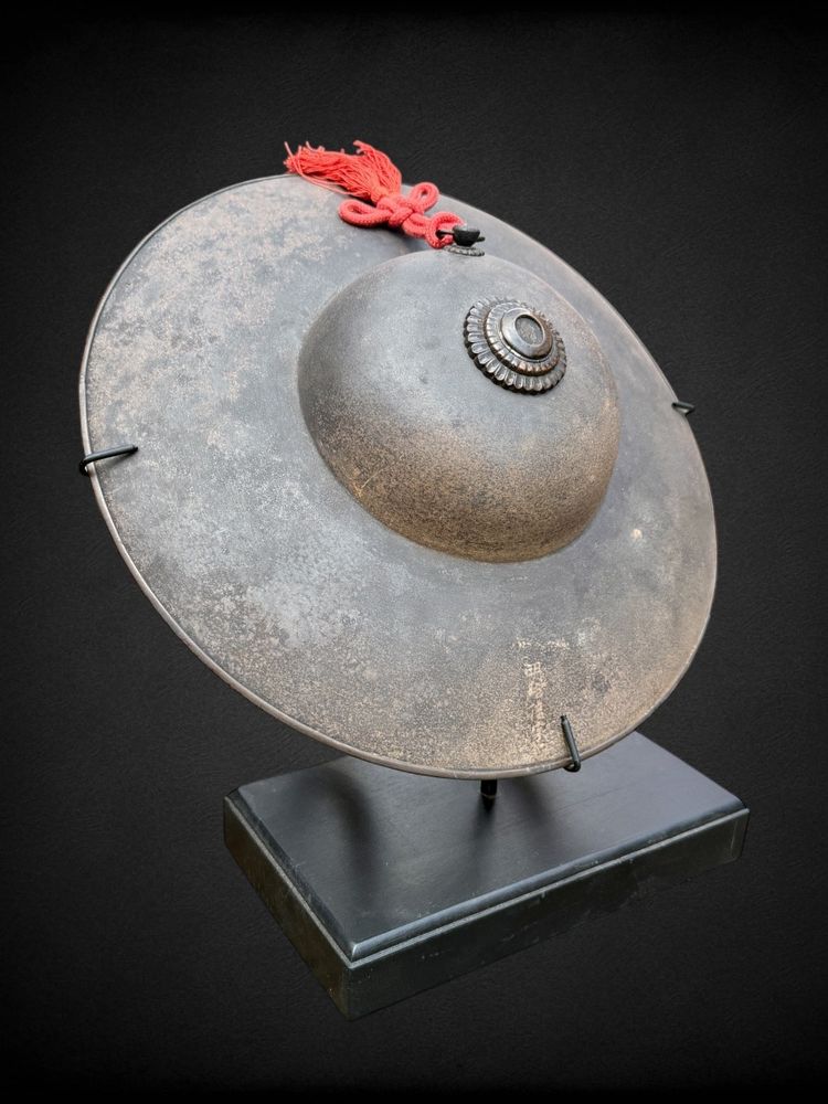 tres rare Jingasa de Moine Soldat signé Munesuke MYOCHIN (1688-1735).