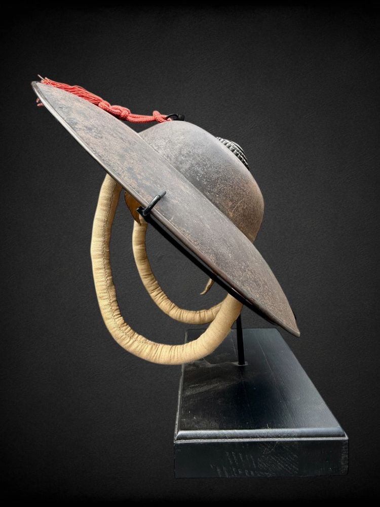 tres rare Jingasa de Moine Soldat signé Munesuke MYOCHIN (1688-1735).
