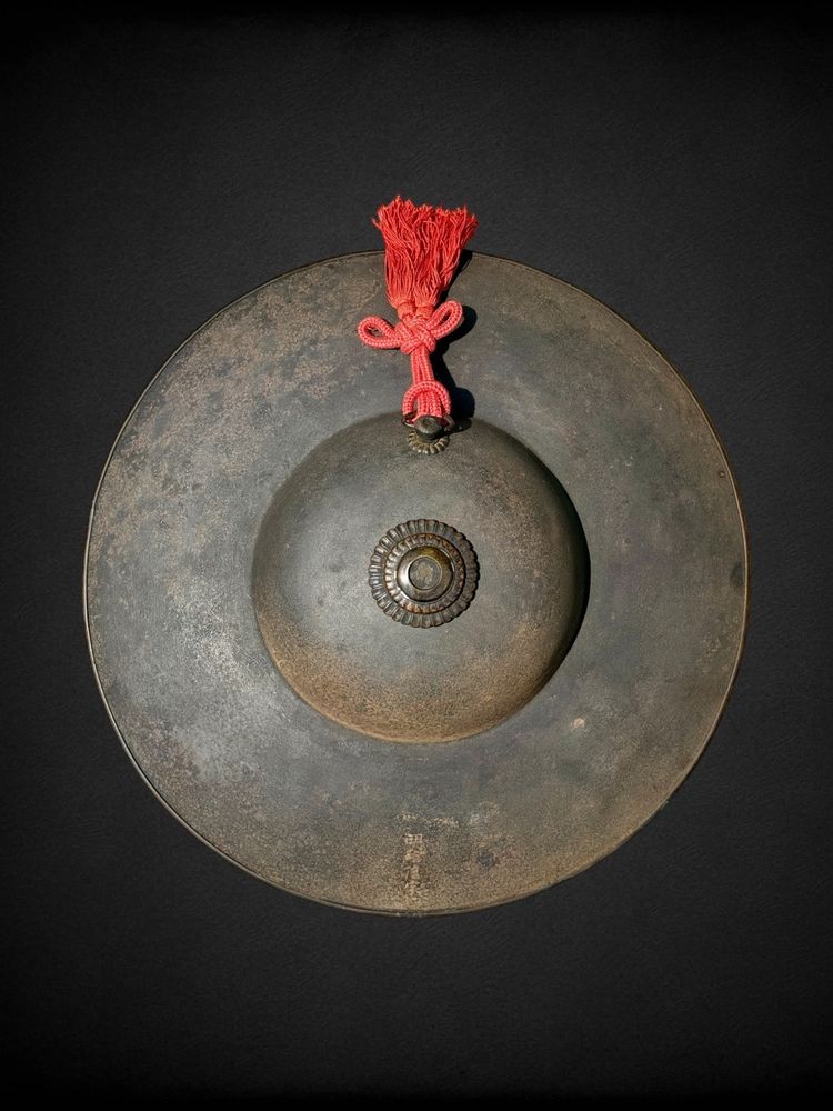 tres rare Jingasa de Moine Soldat signé Munesuke MYOCHIN (1688-1735).
