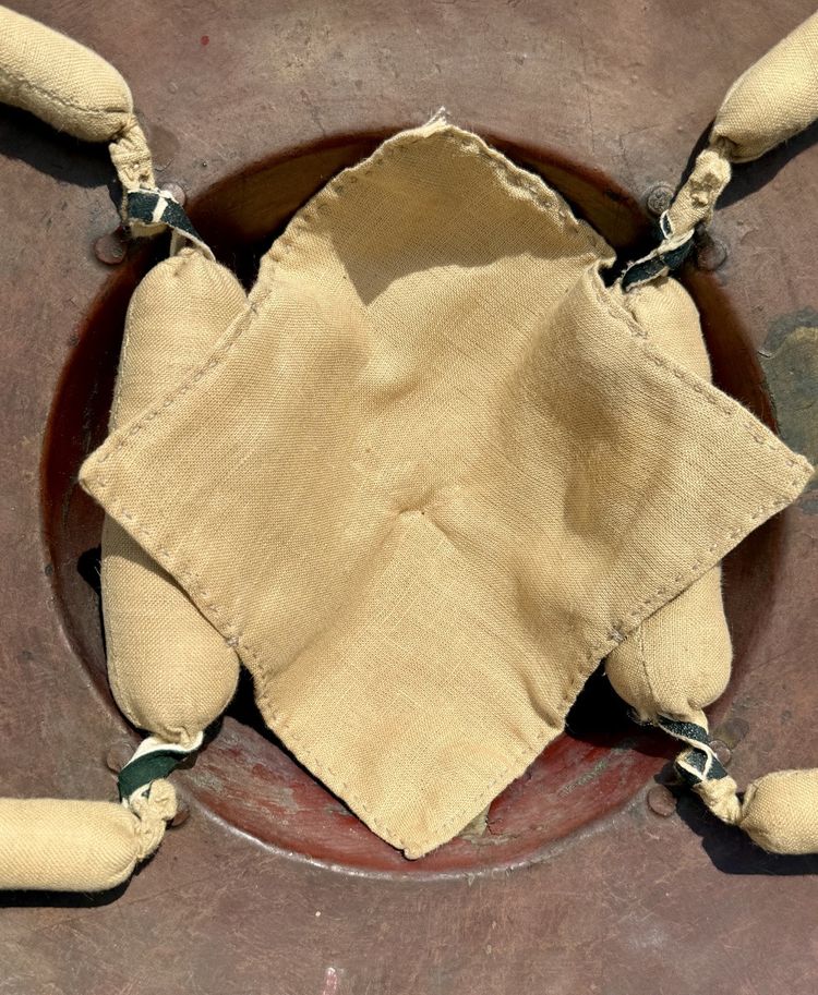 tres rare Jingasa de Moine Soldat signé Munesuke MYOCHIN (1688-1735).