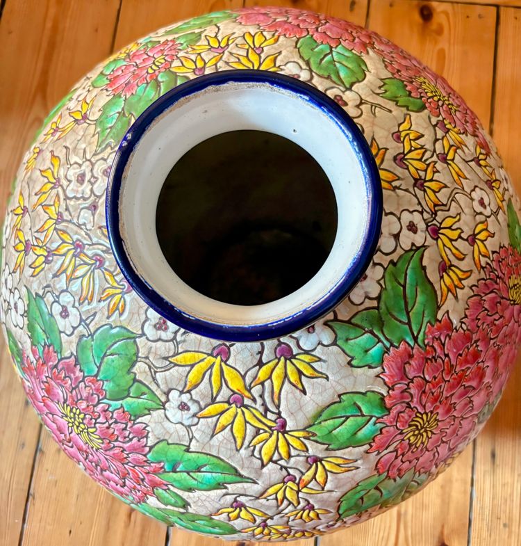 Emaillierte Blumenvase aus Longwy - Einzelstück signiert M. P. Chevallier, Januar 1943